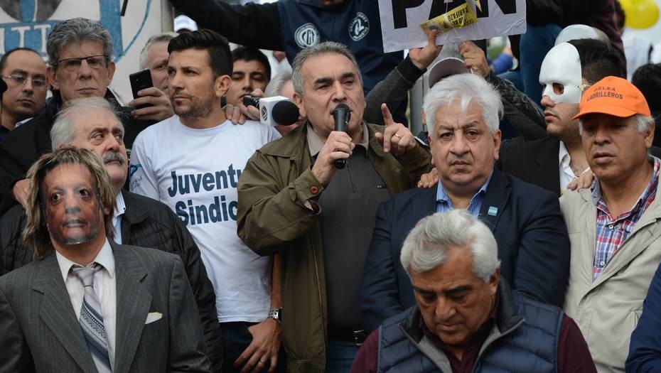 Trabajadores realizan un paro portuario en defensa del comercio interior