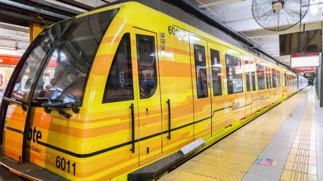 Metrovías anunció despidos y suspensiones mientras metrodelegados liberaban molinetes