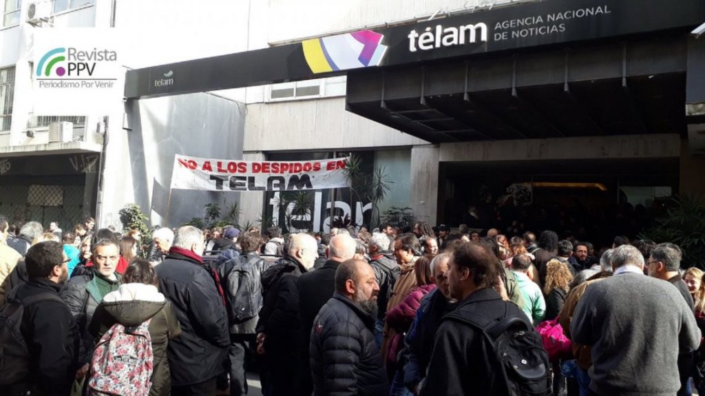 Los trabajadores de Télam toman los edificios de la agencia por los despidos