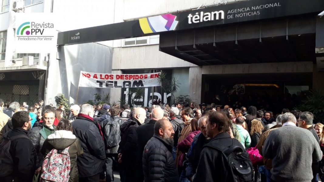 Los trabajadores de Télam toman los edificios de la agencia por los despidos