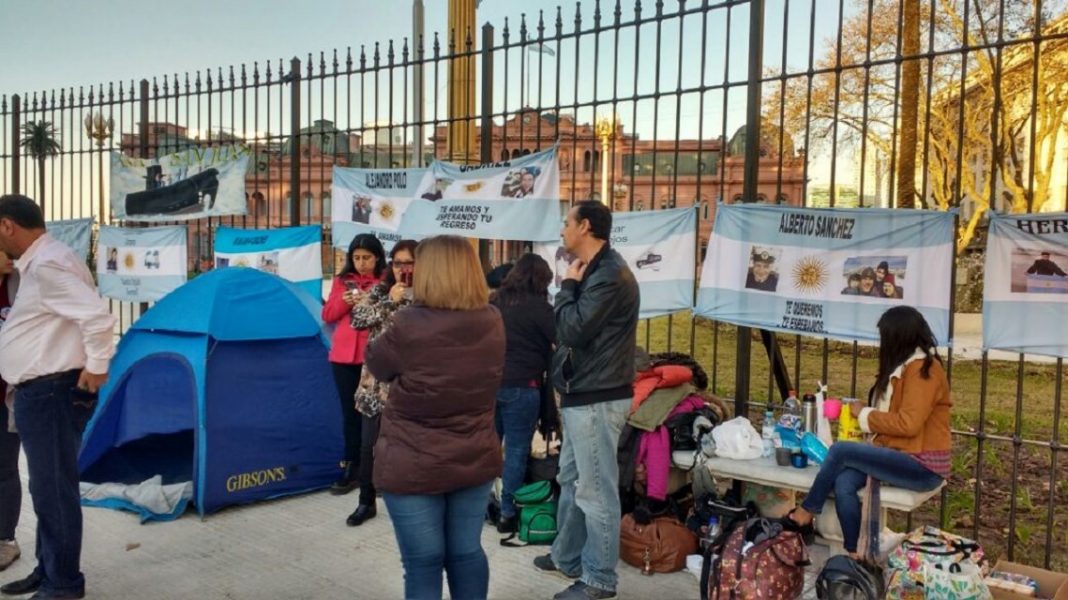 Familiares de tripulantes del ARA San Juan están encadenados en la Plaza de Mayo