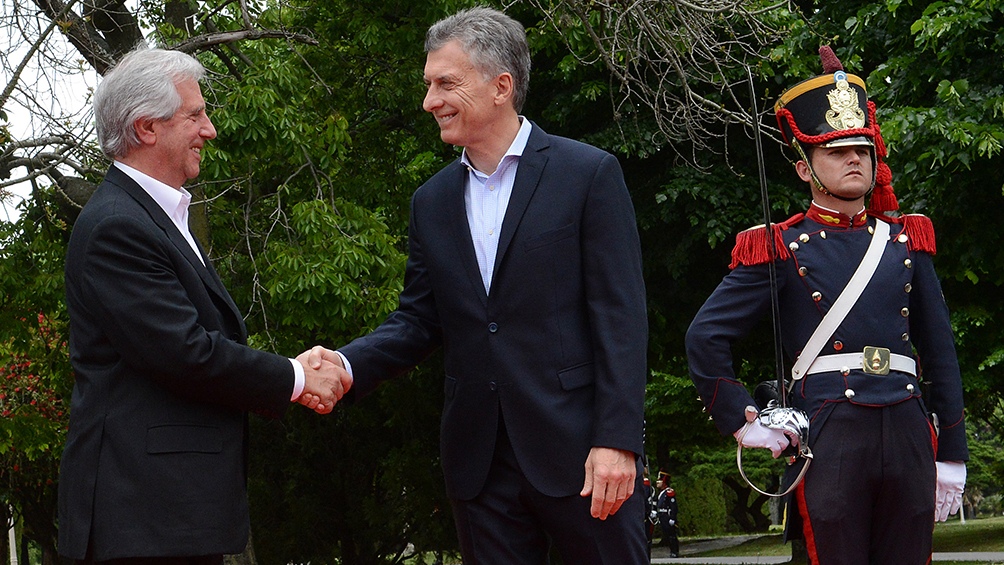 Macri y Tabaré Vázquez demostraron su buen vínculo en la apertura de la nueva sede de la embajada de Uruguay