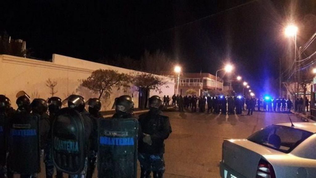 Reprimieron con gases y balas de goma a los docentes de Chubut y se suspendió la paritaria