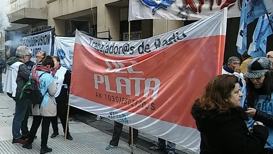 Radio del Plata: ya son 54 los despedidos y la emisora no sale al aire