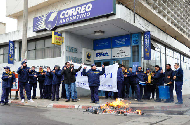 Manifestación en contra de los despidos en las sucursales del interior del pais de el Correo Argentino