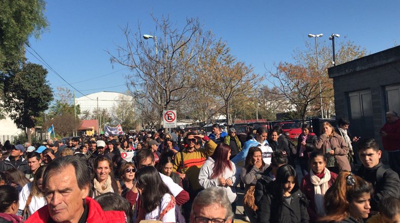 Hospital El Cruce: masivo abrazo contra el recorte