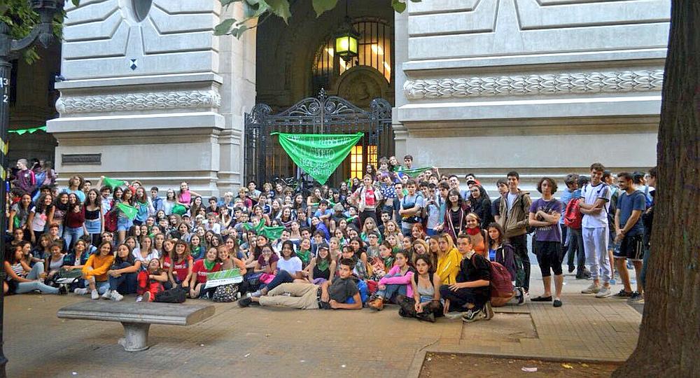 Tomas de facultades y colegios a favor de la despenalización del aborto