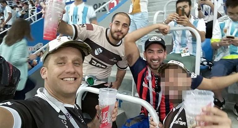 Deportaron a los hinchas argentinos que agredieron a croatas en Rusia