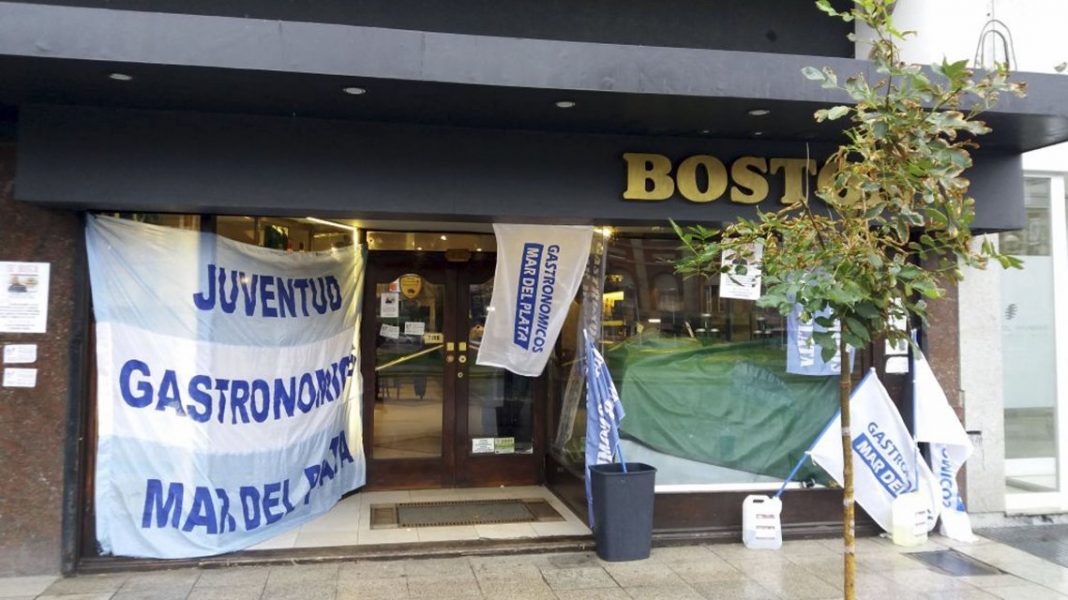 La confitería Boston echó a 60 de sus 80 empleados: los acusó de escrachar a los dueños