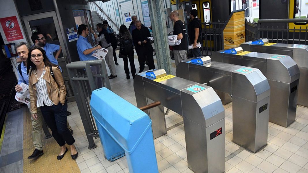 Siguen los paros y la apertura de molinetes de subte: hoy en la línea D