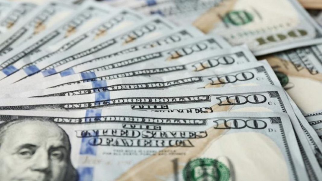 El dólar bajó un peso a lo largo de la semana y cerró a 28,64 pesos