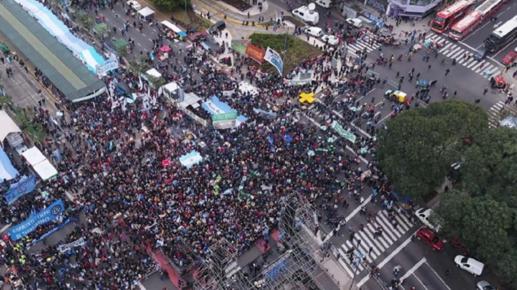Masiva marcha en el Obelisco contra las políticas del Gobierno de Macri