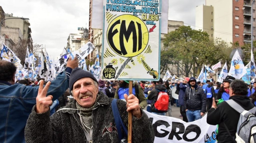 Masiva marcha en el Obelisco contra las políticas del Gobierno de Macri