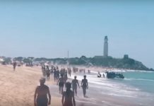 VIDEO: Así desembarcaron unos 50 inmigrantes en plena playa turística de España