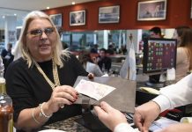 Sigue el vergonzoso show de Elisa Carrió con las propinas: ahora se «reivindicó» en La Plata