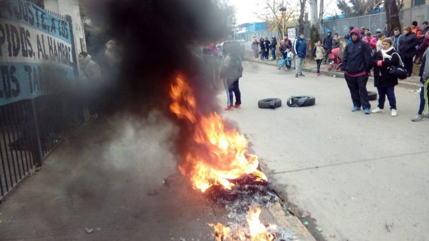 Video: Enojados por los tarifazos, tomaron una sucursal de Edenor en Moreno