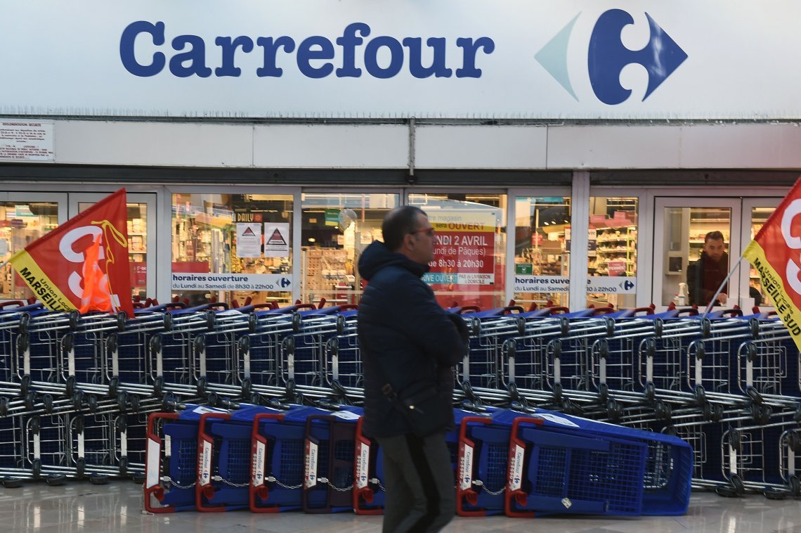  Carrefour  cerr  ocho sucursales en 20 d as en su plan de 