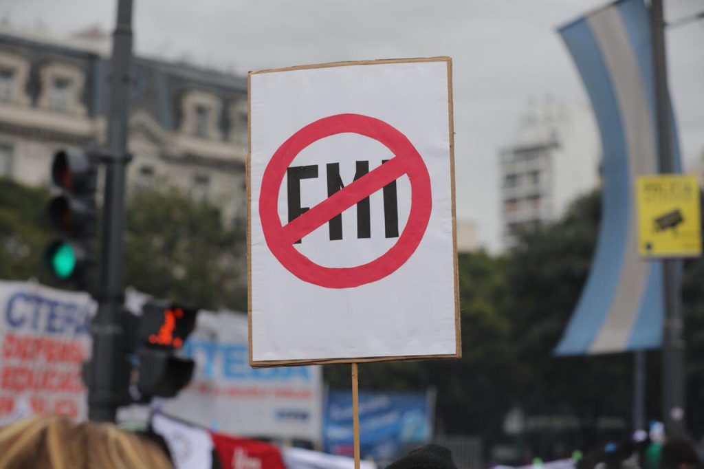 Masiva marcha en el Obelisco contra las políticas del Gobierno de Macri