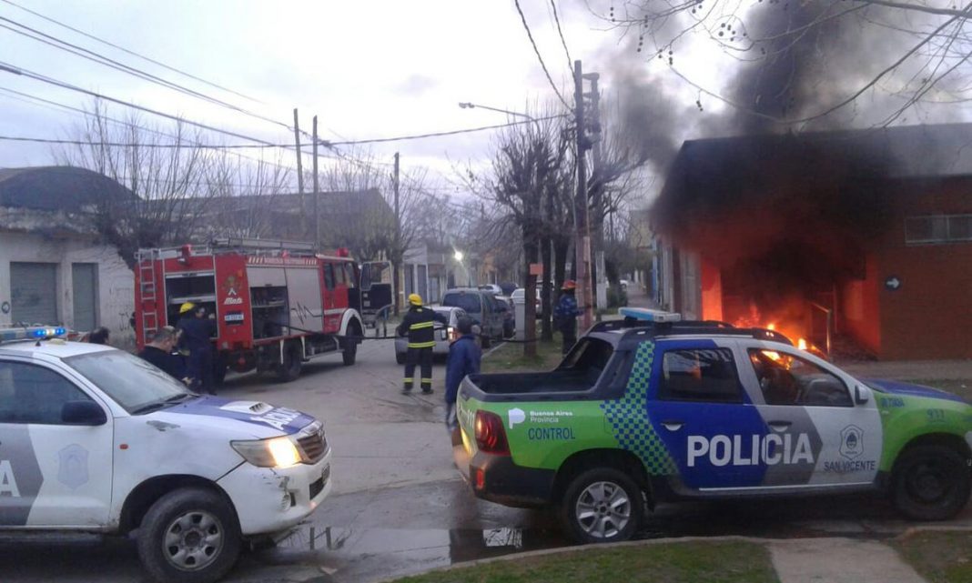 Cortes de luz: vecinos de San Vicente prendieron fuego oficinas de Edesur