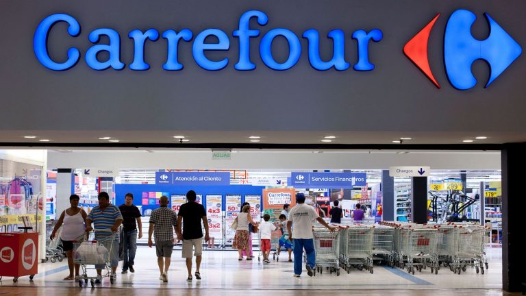 Carrefour cerró ocho sucursales en 20 días
