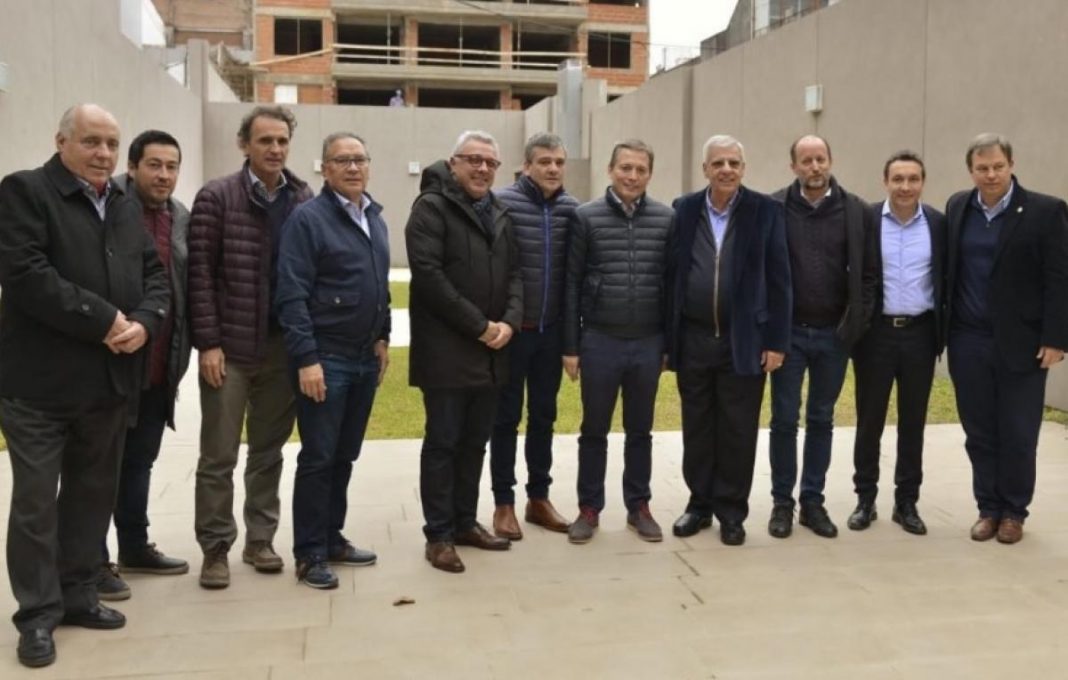 Diez intendentes peronistas del Conurbano en defensa de AySa