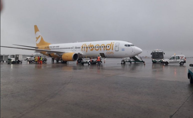Furia de pasajeros por cancelación de vuelos de la low cost Flybondi 