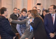 Vidal dejó en claro su postura sobre el aborto: se fotografió con el pañuelo «provida»
