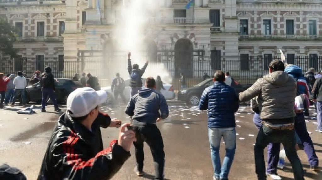 Violenta represión a trabajadores del Astillero Río Santiago: atropellaron a un manifestante