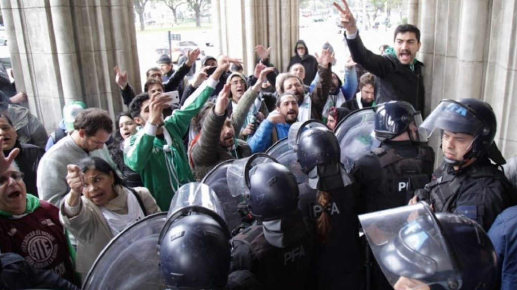 Heridos e incidentes frente al Ministerio de Agroindustria: despidieron a 600 trabajadores