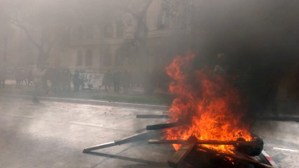 Heridos e incidentes frente al Ministerio de Agroindustria: despidieron a 600 trabajadores