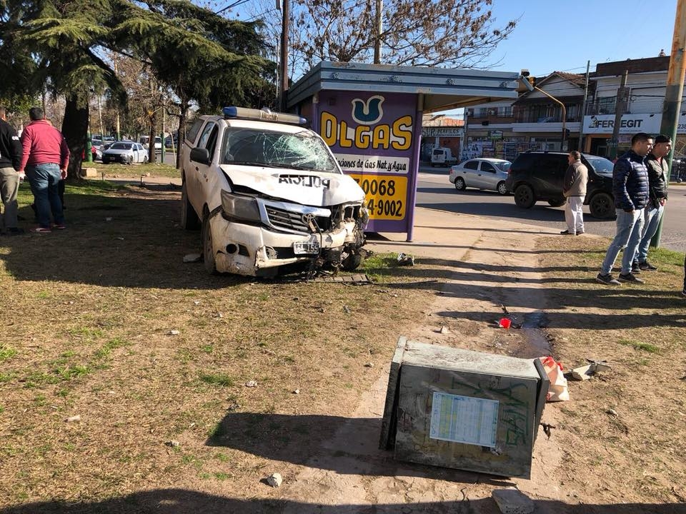 Burzaco: un patrullero perdió el control y atropelló a una mujer en la vereda