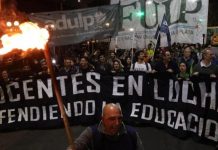 Docentes universitarios realizan una “Marcha de Antorchas” por la Educación Pública marcha de las antorchas, plaza italia, docentes universitarios, paro docente