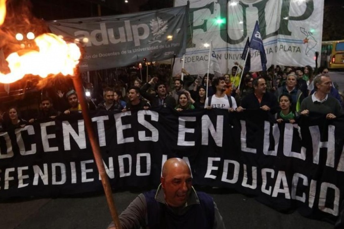 marcha de las antorchas, plaza italia, docentes universitarios, paro docente