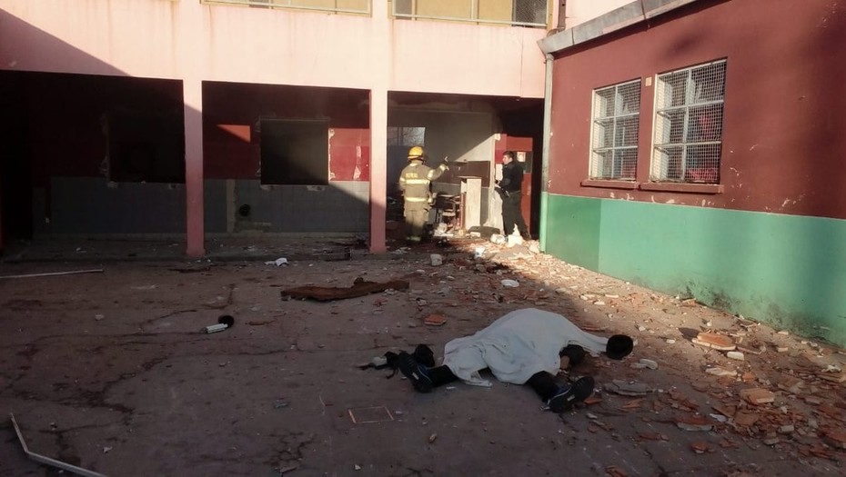 Explotó una garrafa en una escuela de Moreno y murieron la directora y un auxiliar