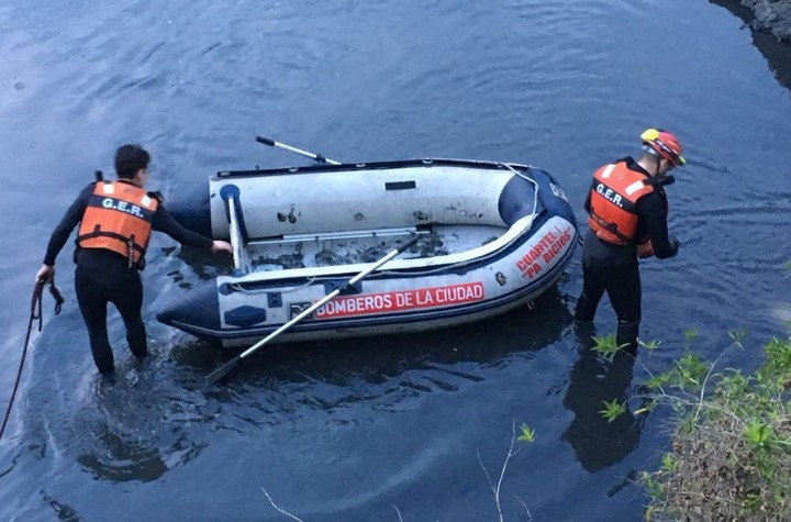 Una moto cayó al Riachuelo por un choque y murió el conductor