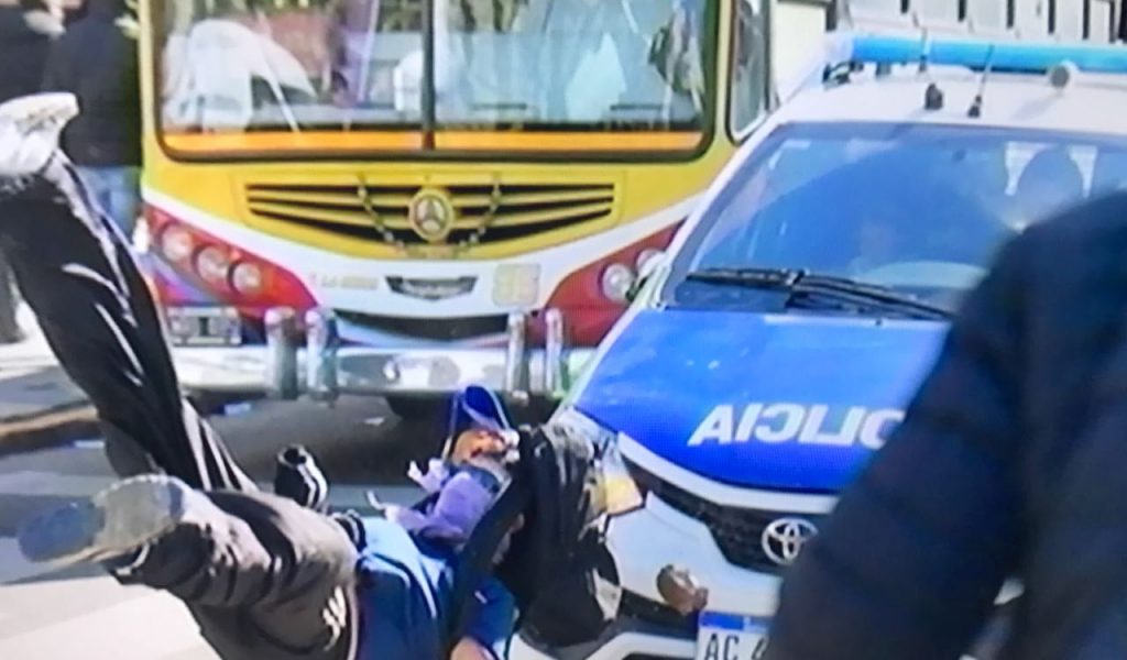 Violenta represión a trabajadores del Astillero Río Santiago: atropellaron a un manifestante