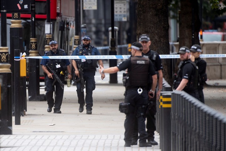 Atentado en Londres: un auto estalla contra el Parlamento y deja tres heridos