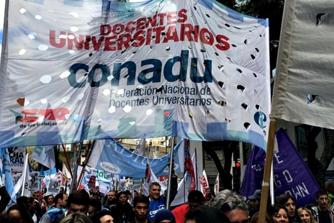 El gobierno de Macri convocó a paritarias a los docentes universitarios