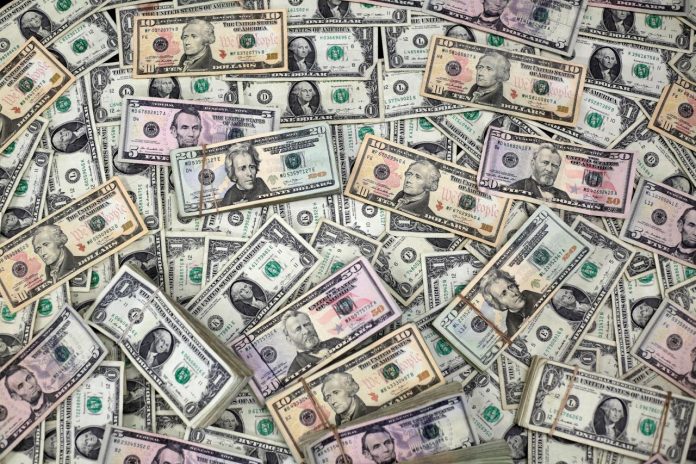 FILE PHOTO: U.S. Dollar banknotes are seen in this photo illustration dólares, cotización dolor, banco central