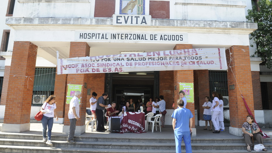 Hospital Evita de Lanús: camillero y paciente cayeron por un ascensor