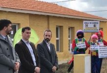 Disfrazados de payasos, municipales de Olavarría persiguen al intendente Galli