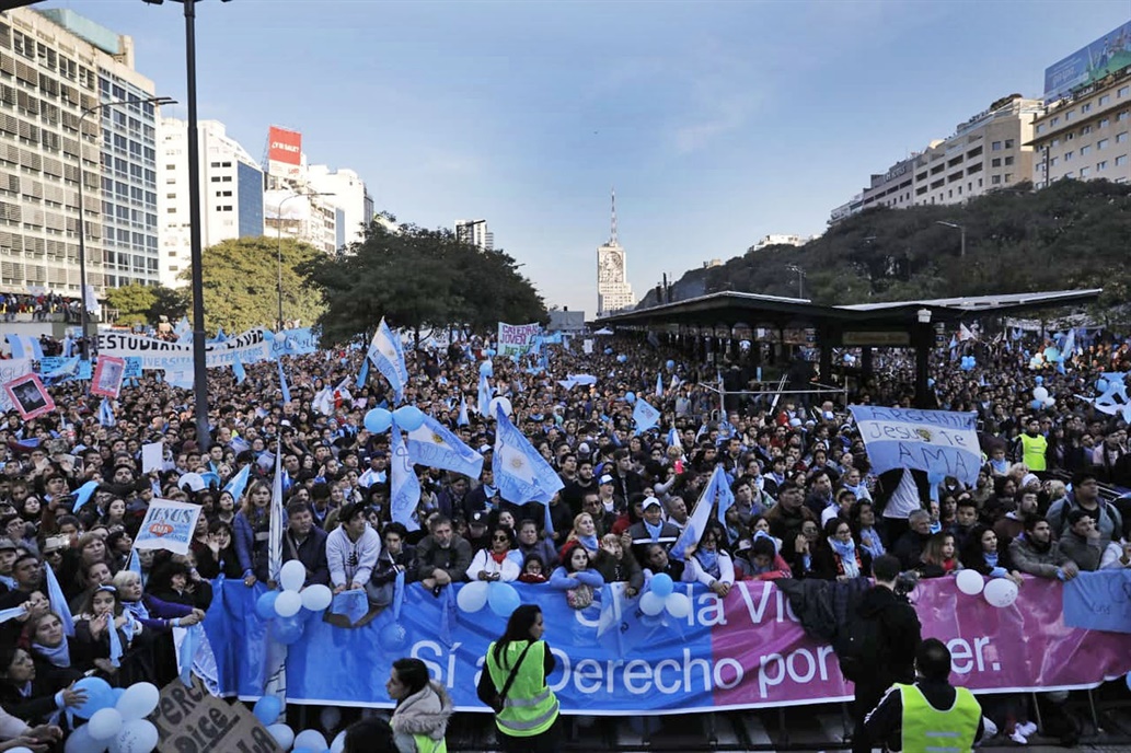 Multitudinaria marcha en el Obelisco contra la despenalización del aborto