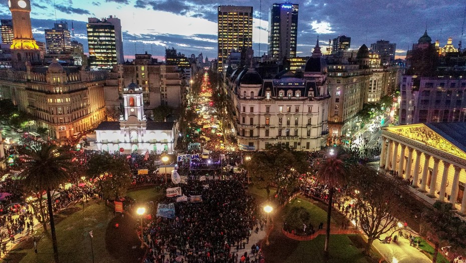 Multitudinaria marcha en defensa de la universidad pública y contra el ajuste en Educación 