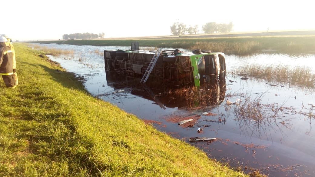 Volcó un micro de Rutamar en la ruta 2 y hay al menos 3 muertos