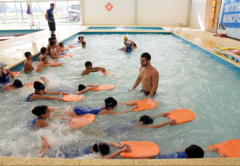 Almirante Brown inauguró las piletas de natación municipal climatizadas