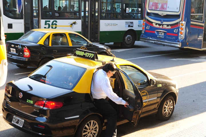 Los taxis cobraran con tarjeta y se sumaran dos mil mujeres choferes