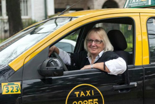 Los taxis cobraran con tarjeta y se sumaran dos mil mujeres choferes