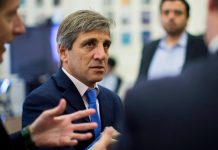 Presentaron cautelar para impedir que Luis Caputo salga del país