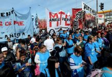 Tensión entre Infantería y manifestantes en la subida del Puente Pueyrredón