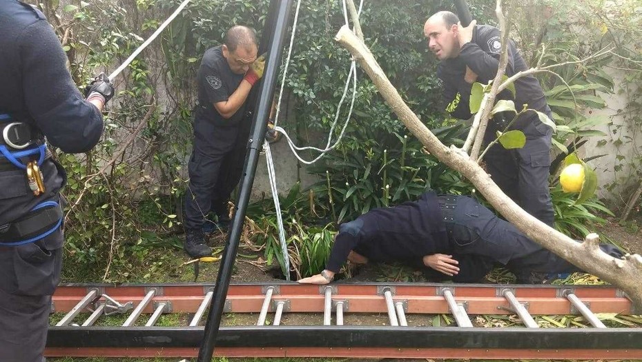 Video: rescatan a una abuela que cayó en un pozo en La Plata